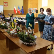 Powiększ zdjęcie Komisja Konkursowa ocenia stroiki