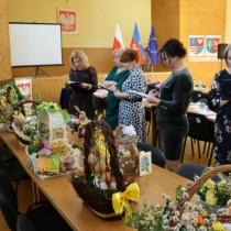 Powiększ zdjęcie Komisja Konkursowa ocenia stroiki