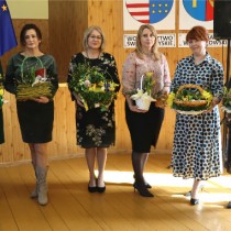 Powiększ zdjęcie Członkowie Komisji Konkursowej z nagrodzonymi stroikami wielkanocnymi