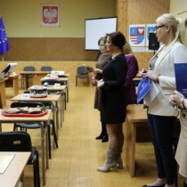 Powiększ zdjęcie Członek Zarządu Powiatu Włoszczowskiego Małgorzata Gusta wita pozostałych członków Komisji Konkursowej