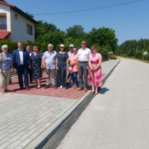 Powiększ zdjęcie Na%20nowym%20chodniku%20stoją%20Władze%20Powiatu%20Włoszczowskiego%20i%20Gminy%20Moskorzew%20z%20mieszkańcami%20Tarnawej%20Góry