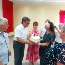 Powiększ zdjęcie Radna Rady Gminy Moskorzew Lena Nowak przekazuje Staroście tort
