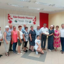 Powiększ zdjęcie Wspólne zdjęcie włodarzy z mieszkańcami Tarnawej Góry