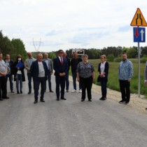Powiększ zdjęcie Uczestnicy%20odbioru%20przebudowanej%20drogi%20w%20Jeżowicach