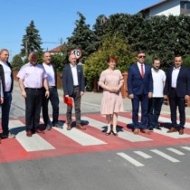Powiększ zdjęcie Uczestnicy%20odbioru%20nowego%20wyniesionego%20przejścia%20dla%20pieszych%20na%20ulicy%20Wschodniej%20we%20Włoszczowie