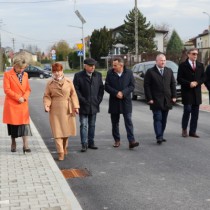 Powiększ zdjęcie Uczestnicy uroczystego odbioru rozbudowanej ul. Ogrodowej we Włoszczowie