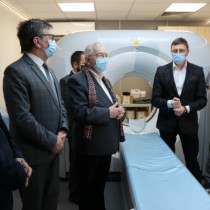 Powiększ zdjęcie Uroczyste%20oddanie%20do%20użytku%20tomografu%20komputerowego.%20Głos%20zabiera%20Poseł%20Krzysztof%20Lipiec.
