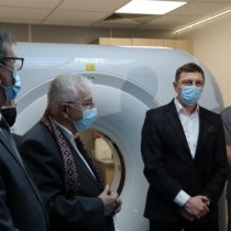 Powiększ zdjęcie Dyrektor ZOZ Rafał Krupa dziękuje za przekazany tomograf