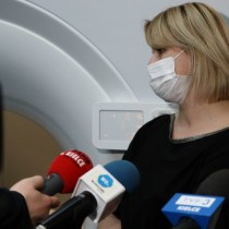 Powiększ zdjęcie Inspektor Ochrony Radiologicznej Anna Merta opowiada o zaletach nowego tomografu