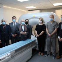 Powiększ zdjęcie Przy tomografie stoją: Artur Konarski, Zbigniew Matyśkiewicz, Dariusz Czechowski, Krzysztof Lipiec, Rafał Pacanowski, Anna Merta, Leszek Orliński, Rafał Krupa, Łukasz Karpiński