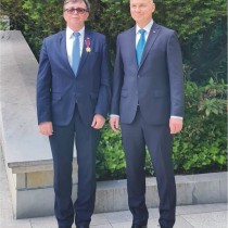 Powiększ zdjęcie Starosta%20Włoszczowski%20Dariusz%20Czechowski%20z%20Prezydentem%20RP%20Andrzejem%20Dudą