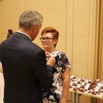 Powiększ zdjęcie Wojewoda wręcza odznaczenie pielęgniarce z włoszczowskiego szpitala Agnieszce Wrześniak 