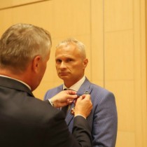 Powiększ zdjęcie Wojewoda wręcza odznaczenie lekarzowi z włoszczowskiego szpitala Leszkowi Orlińskiemu