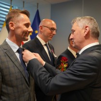 Powiększ zdjęcie Wojewoda%20Świętokrzyski%20Zbigniew%20Koniusz%20wręcza%20odznaczenie%20Ryszardowi%20Kowalczykowi