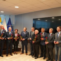 Powiększ zdjęcie Wojewoda Świętokrzyski Zbigniew Koniusz, Doradca Wojewody Andrzej Pruś, Starosta Włoszczowski Dariusz Czechowski z odznaczonymi osobami