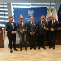 Powiększ zdjęcie Od lewej stoją: Doradca Wojewody Andrzej Pruś, odznaczeni: Ryszard Kowalczyk, Tadeusz Barczyński, Zbigniew Kułaga oraz Wojewoda Świetokrzyski Zbigniew Koniusz