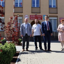 Powiększ zdjęcie Przed%20budynkiem%20starostwa%20przy%20posadzonych%20klonach%20stoją%20od%20lewej:%20Wicestarosta%20Łukasz%20Karpiński,%20Członek%20Zarządu%20Rafał%20Pacanowski,%20Starosta%20Włoszczowski%20Dariusz%20Czechowski,%20Członek%20Zarządu%20Małgorzata%20Gusta
