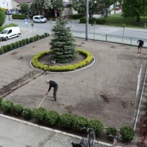 Powiększ zdjęcie Prace porządkowe przed budynkiem starostwa