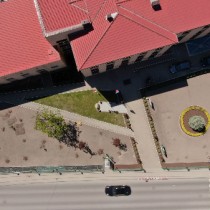 Powiększ zdjęcie Otoczenie starostwa w trakcie prac porządkowych - widok z lotu ptaka