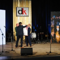 Powiększ zdjęcie Starosta przekazuje Dyrektorowi DK przenośny głośnik audio