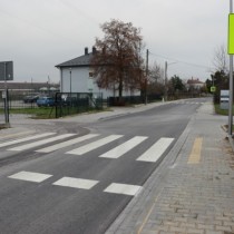 Powiększ zdjęcie Ul. Kusocińskiego we Włoszczowie z nowymi chodnikami, nawierzchnią i przejściami dla pieszych