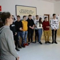 Powiększ zdjęcie Uczniowie biorący udział w otwarciu wystawy