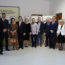 Powiększ zdjęcie Organizatorzy wystawy i zaproszeni na jej otwarcie goście