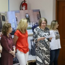Powiększ zdjęcie Kierownik biblioteki Justyna Kowalska otwiera wystawę poświęconą Prymasowi Polski Kardynałowi Stefanowi Wyszyńskiemu