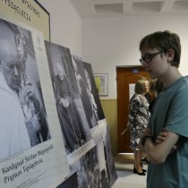 Powiększ zdjęcie Młodzież ogląda wystawę