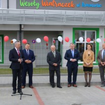 Powiększ zdjęcie Otwarcie żłobka w Krasocinie. Przemawia Wojewoda Świętokrzyski Zbigniew Koniusz.