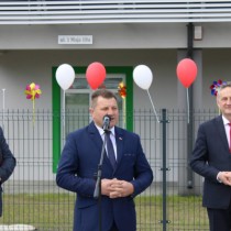 Powiększ zdjęcie Otwarcie żłobka w Krasocinie. Przemawia Radny Sejmiku Województwa Świętokrzyskiego Artur Konarski.