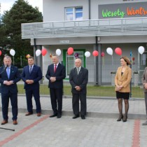 Powiększ zdjęcie Otwarcie żłobka w Krasocinie. Przemawia Wicestarosta Łukasz Karpiński.
