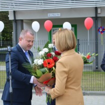 Powiększ zdjęcie Wicestarosta wręcza bukiet kwiatów Dyrektor Gminnego Żłobka. 