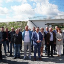 Powiększ zdjęcie Uczestnicy%20odbioru%20rozbudowanej%20drogi%20powiatowej%20w%20Skorkowie