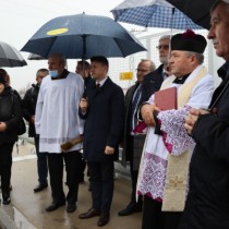 Powiększ zdjęcie Uczestnicy uroczystego otwarcia przebudowanego wiaduktu w Bichniowie