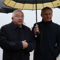 Powiększ zdjęcie Uroczyste otwarcie przebudowanego wiaduktu w Bichniowie. Głos zabiera Poseł RP Krzysztof Lipiec.