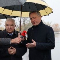 Powiększ zdjęcie Uroczyste otwarcie przebudowanego wiaduktu w Bichniowie. Głos zabiera Wojewoda Świętokrzyski Zbigniew Koniusz.