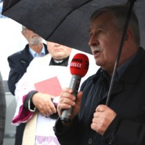 Powiększ zdjęcie Uroczyste otwarcie przebudowanego wiaduktu w Bichniowie. Głos zabiera Wójt Gminy Secemin Tadeusz Piekarski.
