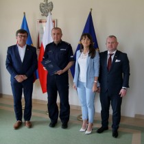 Powiększ zdjęcie Od lewej stoją: Starosta Włoszczowski Dariusz Czechowski, Komendant Powiatowy Policji we Włoszczowie insp. Mariusz Przyborowski, Skarbnik Powiatu Agnieszka Górska, Wicestarosta Łukasz Karpiński