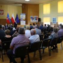 Powiększ zdjęcie Starosta Włoszczowski Dariusz Czechowski wita uczestników uroczystości