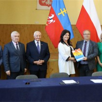 Powiększ zdjęcie Podpisaną umowę Wójtowi Gminy Krasocin wręcza Radna Sejmiku Województwa Świętokrzyskiego Jolanta Tyjas