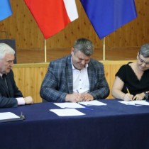 Powiększ zdjęcie Umowę podpisują przedstawiciele Gminy Radków