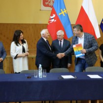 Powiększ zdjęcie Podpisaną umowę Wójtowi Gminy Radków Jarosławowi Dominikowi wręcza Członek Zarządu Województwa Świętokrzyskiego Marek Jońca