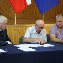 Powiększ zdjęcie Umowę podpisują przedstawiciele Ochotniczej Straży Pożarnej w Krasocinie
