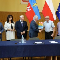 Powiększ zdjęcie Podpisaną umowę przedstawicielom OSP Krasocin wręcza Marszałek Województwa Świętokrzyskiego Andrzej Bętkowski
