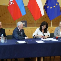 Powiększ zdjęcie Umowę podpisują przedstawiciele Ośrodka Sportu i Rekreacji we Włoszczowie