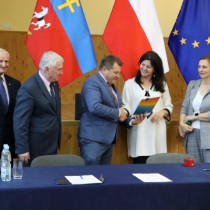 Powiększ zdjęcie Podpisaną umowę Dyrektor OSiR Włoszczowa Jolancie Tyjas wręcza Radny Sejmiku Województwa Świętokrzyskiego Artur Konarski