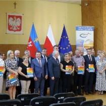 Powiększ zdjęcie Wspólne zdjęcie uczestników uroczystego podpisania umów