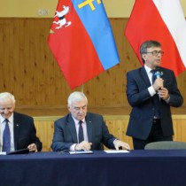 Powiększ zdjęcie Starosta%20Włoszczowski%20Dariusz%20Czechowski%20wita%20uczestników%20uroczystości