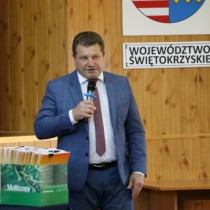 Powiększ zdjęcie Głos zabiera Radny Sejmiku Województwa Świętokrzyskiego Artur Konarski